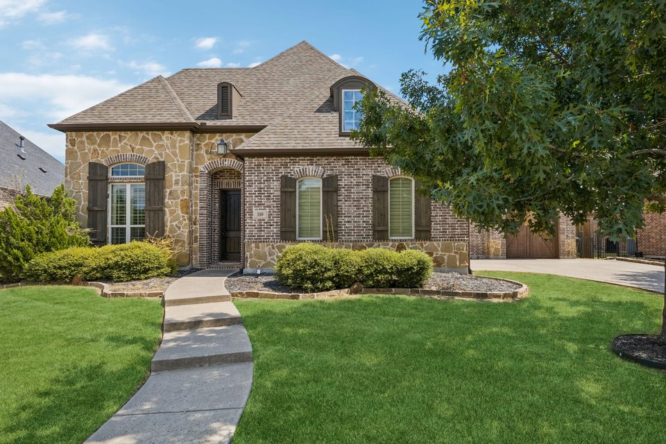 580 Butchart Drive, photo 1