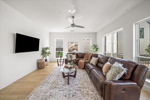 135 Garden Court East, photo 3