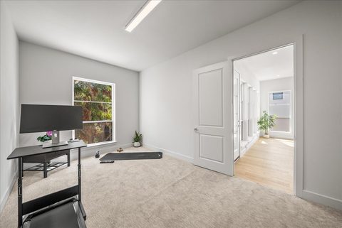 135 Garden Court East, photo 19