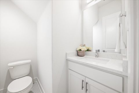 135 Garden Court East, photo 17