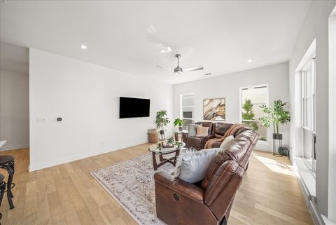 135 Garden Court East, photo 2