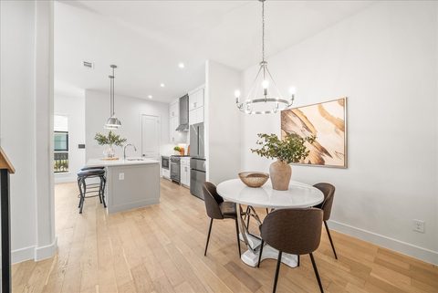 135 Garden Court East, photo 11