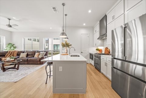 135 Garden Court East, photo 6