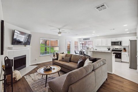 3315 Elmwood Court, photo 3
