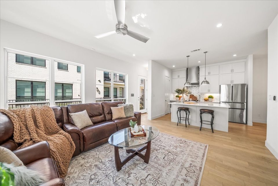 135 Garden Court East, photo 1