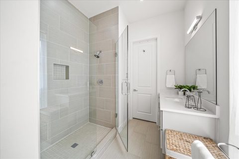 135 Garden Court East, photo 16