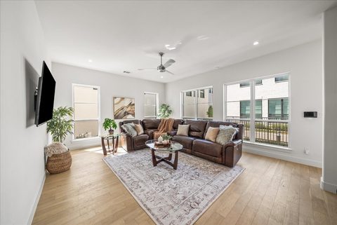 135 Garden Court East, photo 4