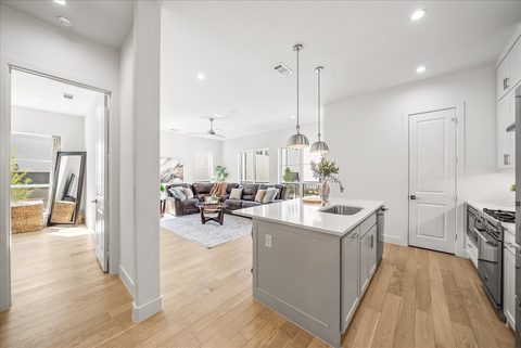 135 Garden Court East, photo 5