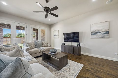 580 Butchart Drive, photo 5